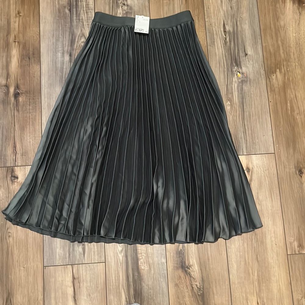 H&M grayish green skirt NWT